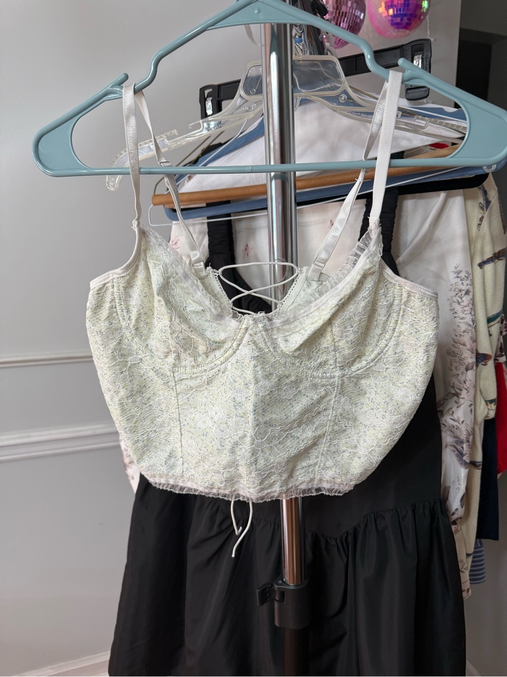 Lace-Detail Cropped Cami Top - White/Cream